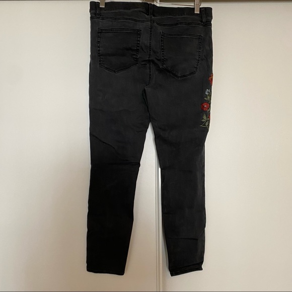 Host Pick 🌺 LOFT Black Poppy Embroidered Mid-Rise Jeans Size 31 or 12 - Picture 7 of 10